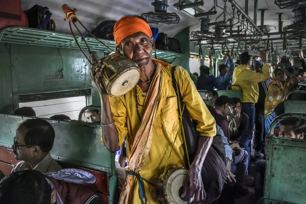 一个可怜的乞丐在当地火车上唱歌乞讨 — 图库照片