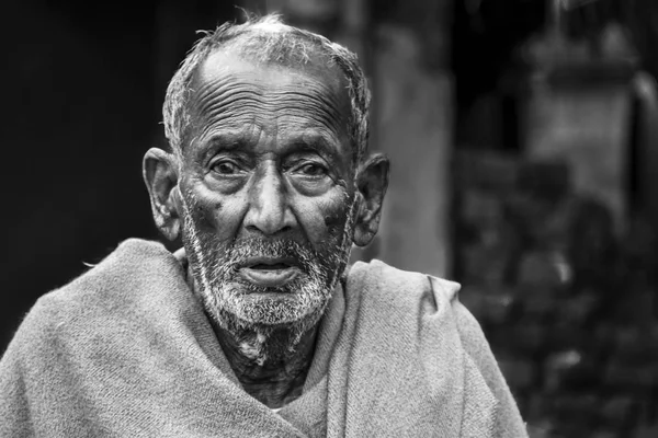 印度一个贫穷的老部落乞丐沮丧地看着 — 图库照片