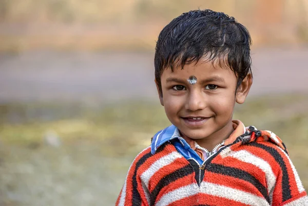 Un lindo niño sonriente sonriendo y mirando a la cámara — Foto de Stock