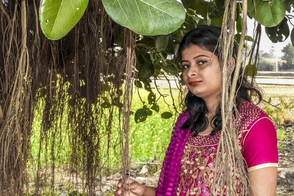 Ritratto di una giovane ragazza indiana che riposa sotto un albero di banyan, w — Foto Stock