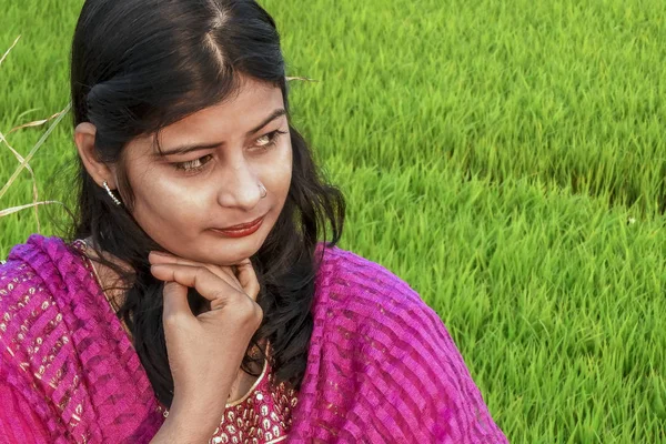Ritratto di una giovane ragazza indiana seduta in un campo di risaie — Foto Stock