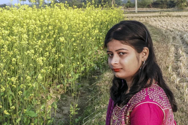 Ritratto di una giovane ragazza del Bengala Occidentale dell'India — Foto Stock