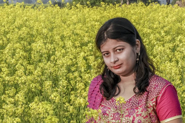 Porträt eines jungen Mädchens aus dem westlichen Bengalen Indiens — Stockfoto