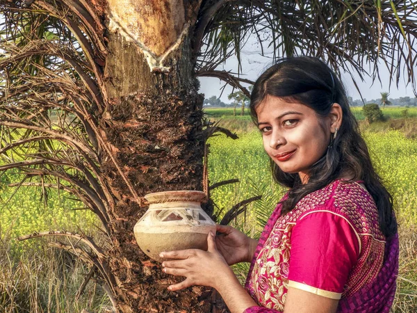 印度一个乡村女孩吃椰棕榈汁 — 图库照片