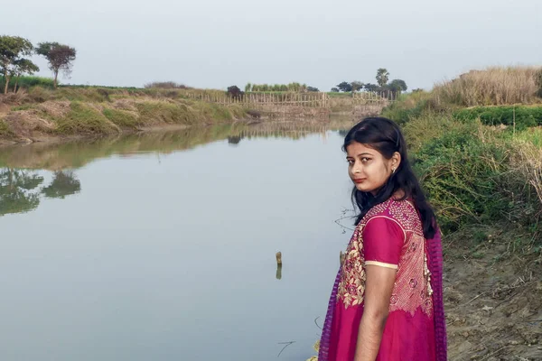 Una ragazza del villaggio si trovava sulla riva del fiume — Foto Stock