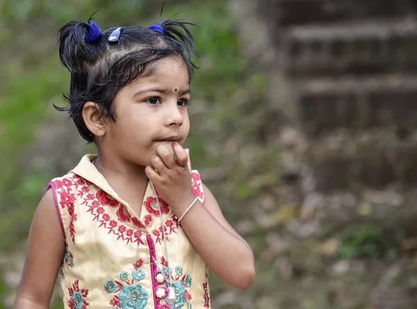 Een schattig klein meisje is verrast om iets te zien — Stockfoto