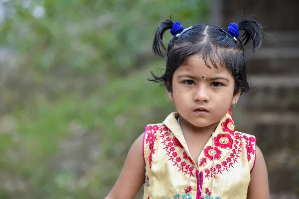 Uma menina bonita é surpreendida e olhando — Fotografia de Stock