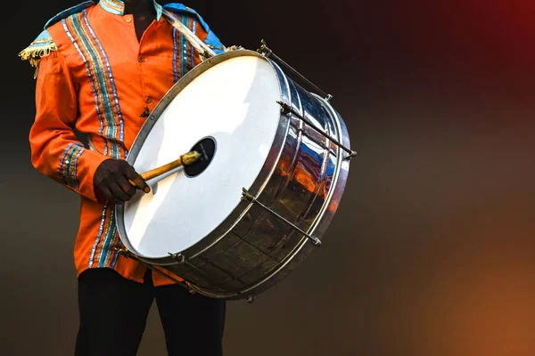 Drumhead oynayan bir kişi, -Drumhead bir müzik aleti tha olduğunu