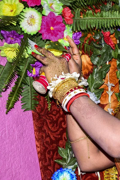 Hermosas manos de una novia india tocando flores —  Fotos de Stock