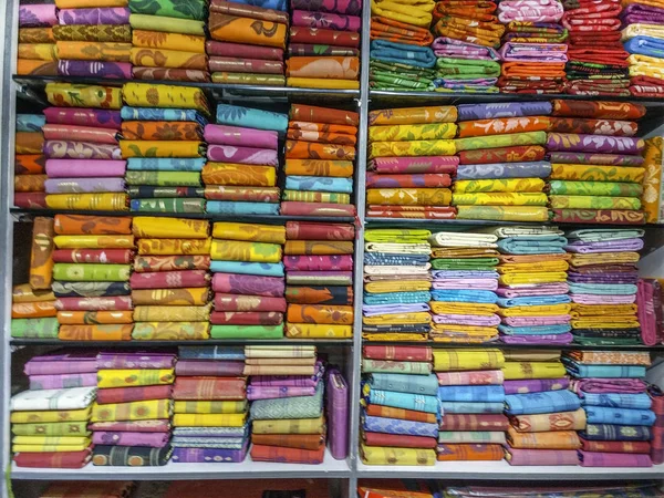 Tradicional ropa india colorida apilada en una sala de exposición textil — Foto de Stock