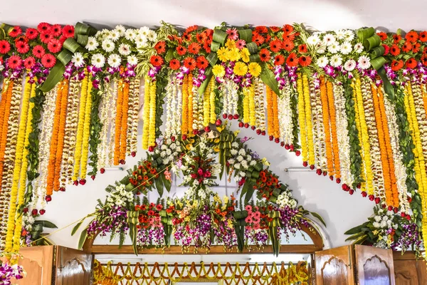 Puerta de un templo de la India decorado con flores, arte y artesanía — Foto de Stock