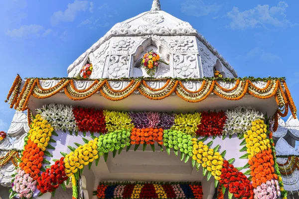 花、芸術、工芸品で飾られたインドの寺院の門 — ストック写真