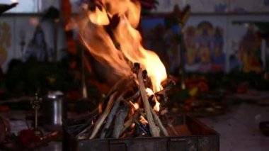 Panditji Havan 'ı mı yapıyor yoksa sen mi? İçinde biraz lamba, çiçek, hindistan cevizi, bakır kap, tütsü çubukları, betel yaprağı, kafur ve dekore edilmiş kil ya da bakır kaptaki ateş olan bir pooja thali.