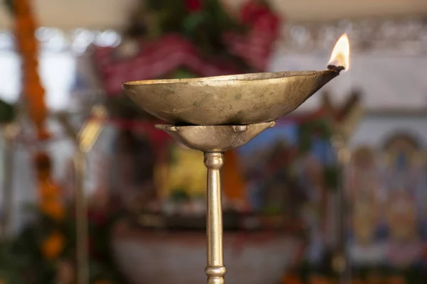 Personas de religión hindú encendieron lámparas de aceite durante el culto, diwali o puja que se conoce como diya o pradip —  Fotos de Stock