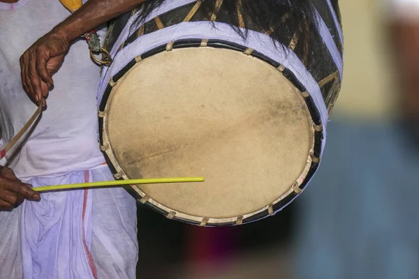 Un batteur appelé dhaki au Bengale ou dans l'ouest du Bengale joue un tambour spécial appelé dhak pendant le festival Durga Puja — Photo