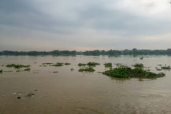 インド西ベンガル州で豪雨後のガンジス川の洪水のイメージ — ストック写真