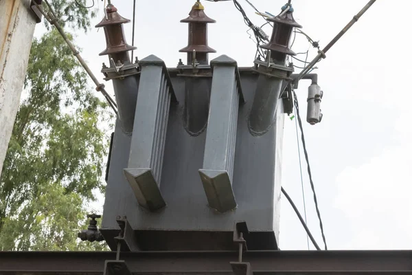 Beton direkte yüksek voltajlı elektrik trafosu.