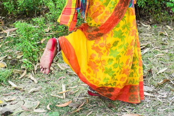 Rural Teenage Girl Running Jungle She Wearing Colorful Yellow Sari — Stock Photo, Image