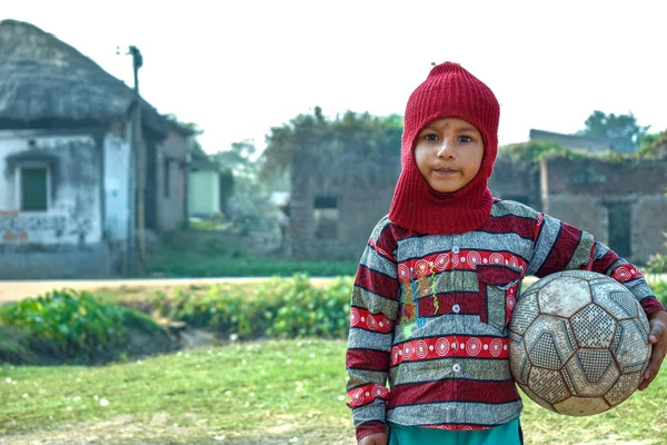 Uma Criança Pobre Anos Idade Uma Aldeia Índia Está Jogando — Fotografia de Stock