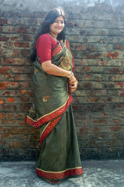 Portret Van Een Prachtige Indiase Huisvrouw Traditionele Kleding Zonder Make — Stockfoto