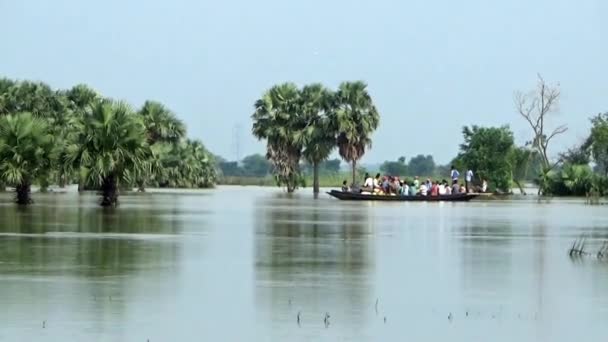 Большие Районы Западной Бенгалии Индии Затоплены Жертвы Наводнения Ищут Убежище — стоковое видео