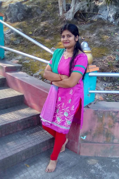 Portrait Beautiful Indian Housewife Wearing Salwar Kameez Who Standing Stairs — Stock Photo, Image