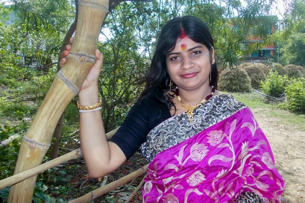 Portret Van Mooie Indiase Huisvrouw Met Een Roze Saree Een — Stockfoto