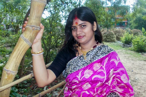 Portrait Beautiful Indian Housewife Wearing Pink Saree Forest Background — Stock Photo, Image