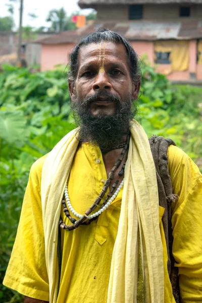 在幽静的森林里 一位穿着传统黄色衣服的印度流浪僧人站在特殊的姿态上 — 图库照片