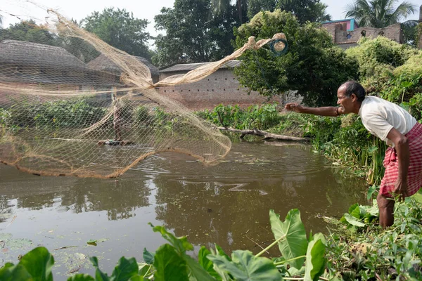 Pescador Pobre Uma Aldeia Bengala Ocidental Índia Está Pescando Com — Fotografia de Stock