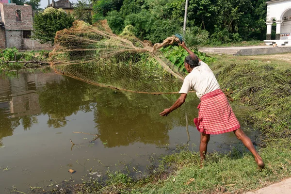 Pescador Pobre Uma Aldeia Bengala Ocidental Índia Está Pescando Com — Fotografia de Stock