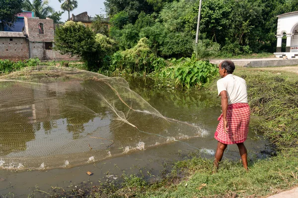 Pobre Pescador Pueblo Bengala Occidental India Está Pescando Con Redes —  Fotos de Stock