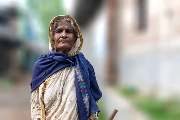 一位来自印度部落社区的贫穷老妇人用惊讶的目光看着摄像机 贫穷的印度村民的生活方式 — 图库照片