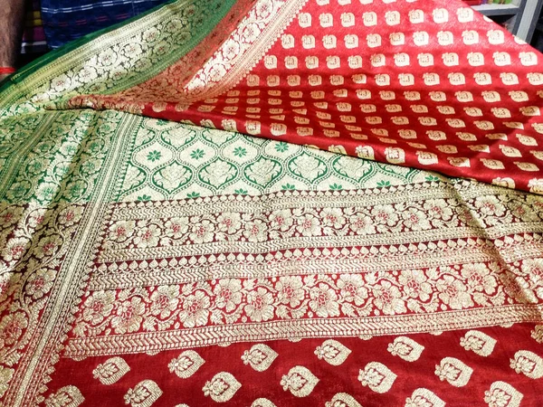 Vendedor Mostrando Sari Indio Una Tienda Ropa Sari Vestido Tradicional — Foto de Stock