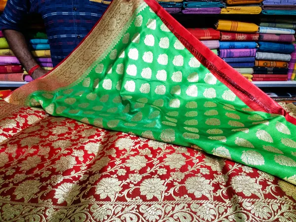 Vendedor Mostrando Sari Indio Una Tienda Ropa Sari Vestido Tradicional — Foto de Stock
