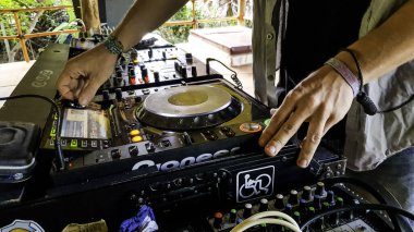 Partide DJ mikseri.