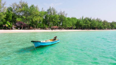 Kamboçya 'daki Koh Rong Adası sahilinde küçük bir tekne.