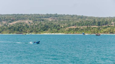 Koh Rong Adası kıyısında.