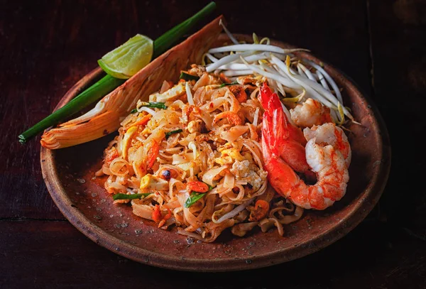 Thajské Smažené Nudle Pad Thai Krevetami Zeleninou — Stock fotografie