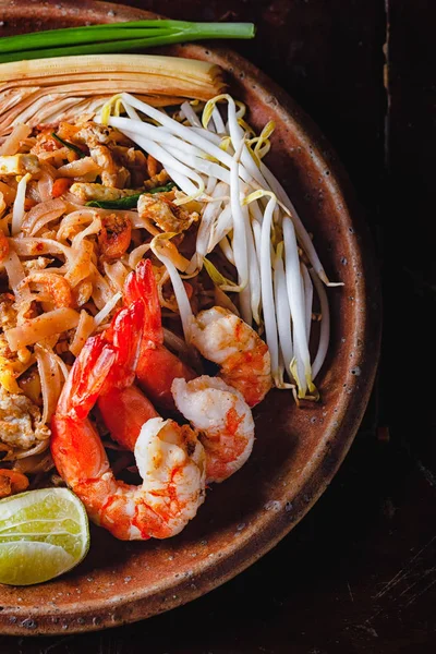 Macarrão Frito Tailandês Pad Thai Com Camarão Legumes — Fotografia de Stock