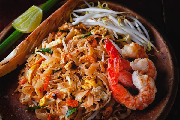 Fideos Fritos Tailandeses Pad Thai Con Camarones Verduras —  Fotos de Stock