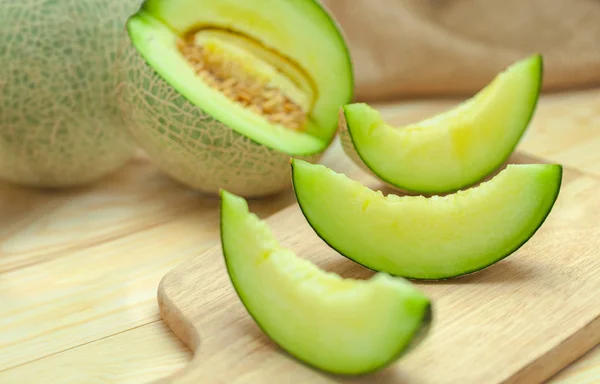 Frische Süße Grüne Melone Auf Dem Holztisch — Stockfoto