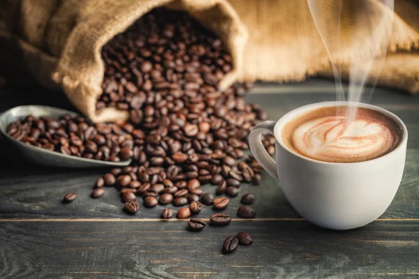 Kaffeetasse Und Kaffeebohnen Mit Beutel Schaufel Und Rauch Klassisches Konzept — Stockfoto