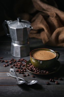 Kahve fincanı ve kahve çekirdeği.