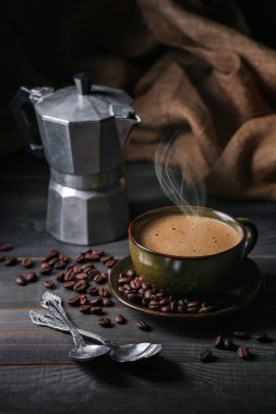 Kahve fincanı ve kahve çekirdeği.