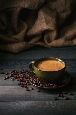 Kahve fincanı ve kahve çekirdeği.