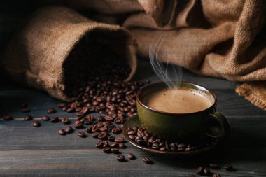 Kahve fincanı ve çanta ile kahve çekirdekleri