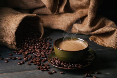 Kahve fincanı ve çanta ile kahve çekirdekleri