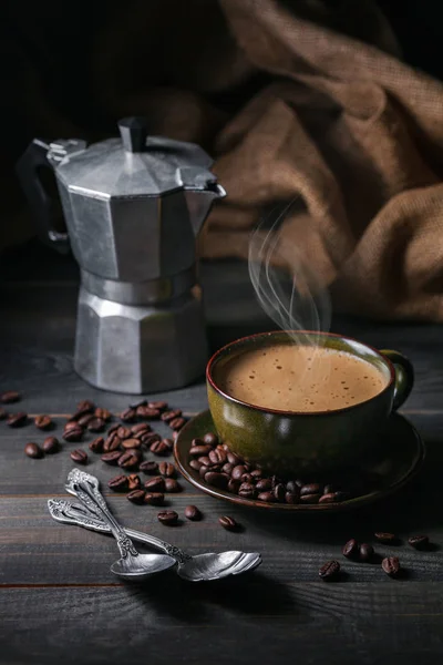 Kahve fincanı ve kahve çekirdeği.