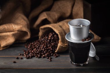 Vintage vietnam kahve damlatma, kahve fincanı ve çanta ile kahve çekirdekleri. koyu gıda tarzı